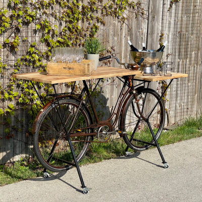 Altes Fahrrad mit Mangoholzplatte