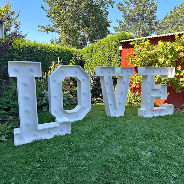 Love, Leuchtbuchstaben